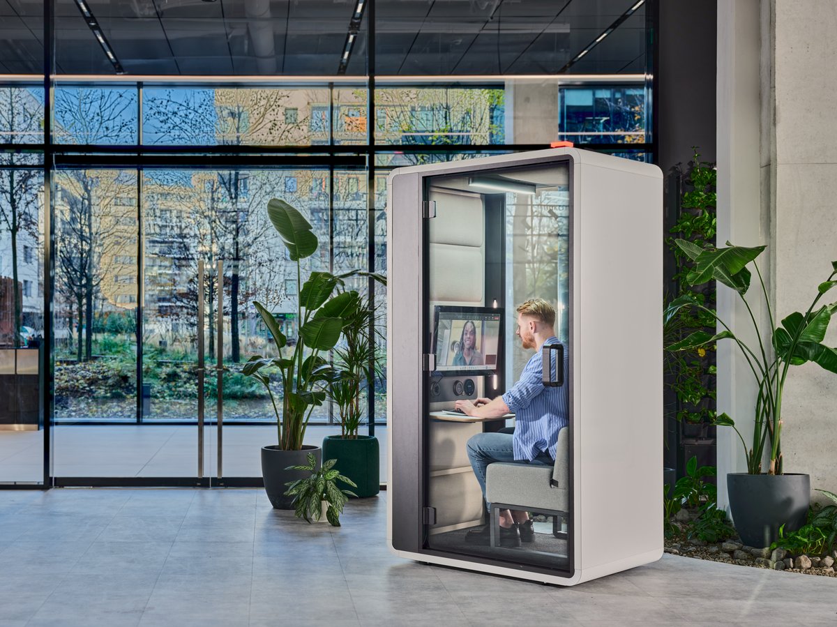 Mann i videomøte i HushFree S Hybrid
