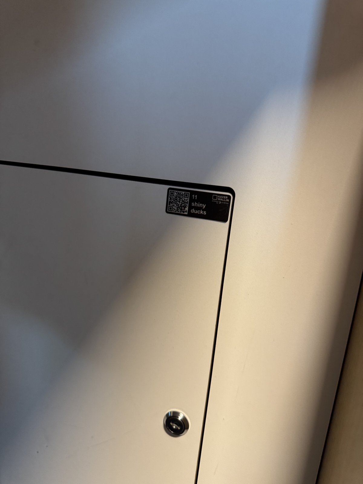 QR koden plasseres et diskret sted, men tilgjengelig for bruk.