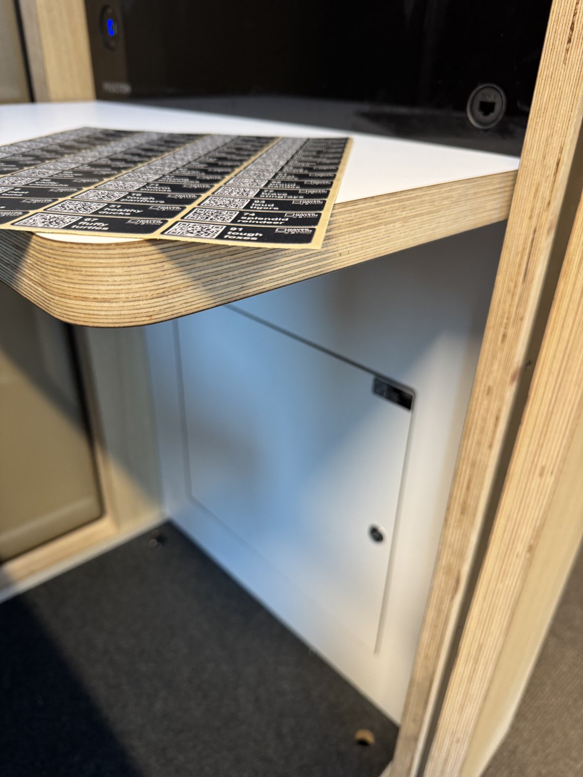 Hver enkelt stillerom ble tagget med egen QR kode. All service og vedlikeholds historikk lagres på produktkortet. Produktet blir også registret i etasje plan slik at det skal være lett å lokalisere produktet ved service og vedlikehold.