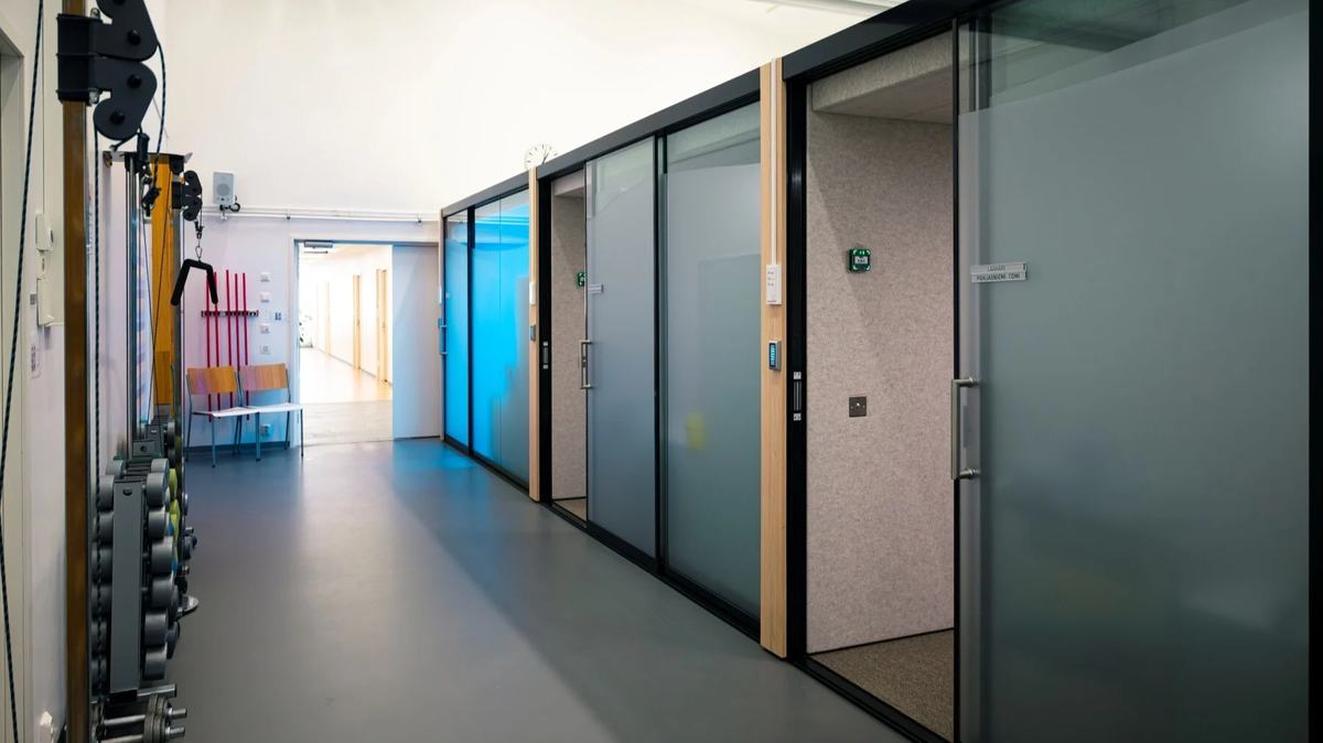 Vetrospace-rom langs korridor i helseklinikk